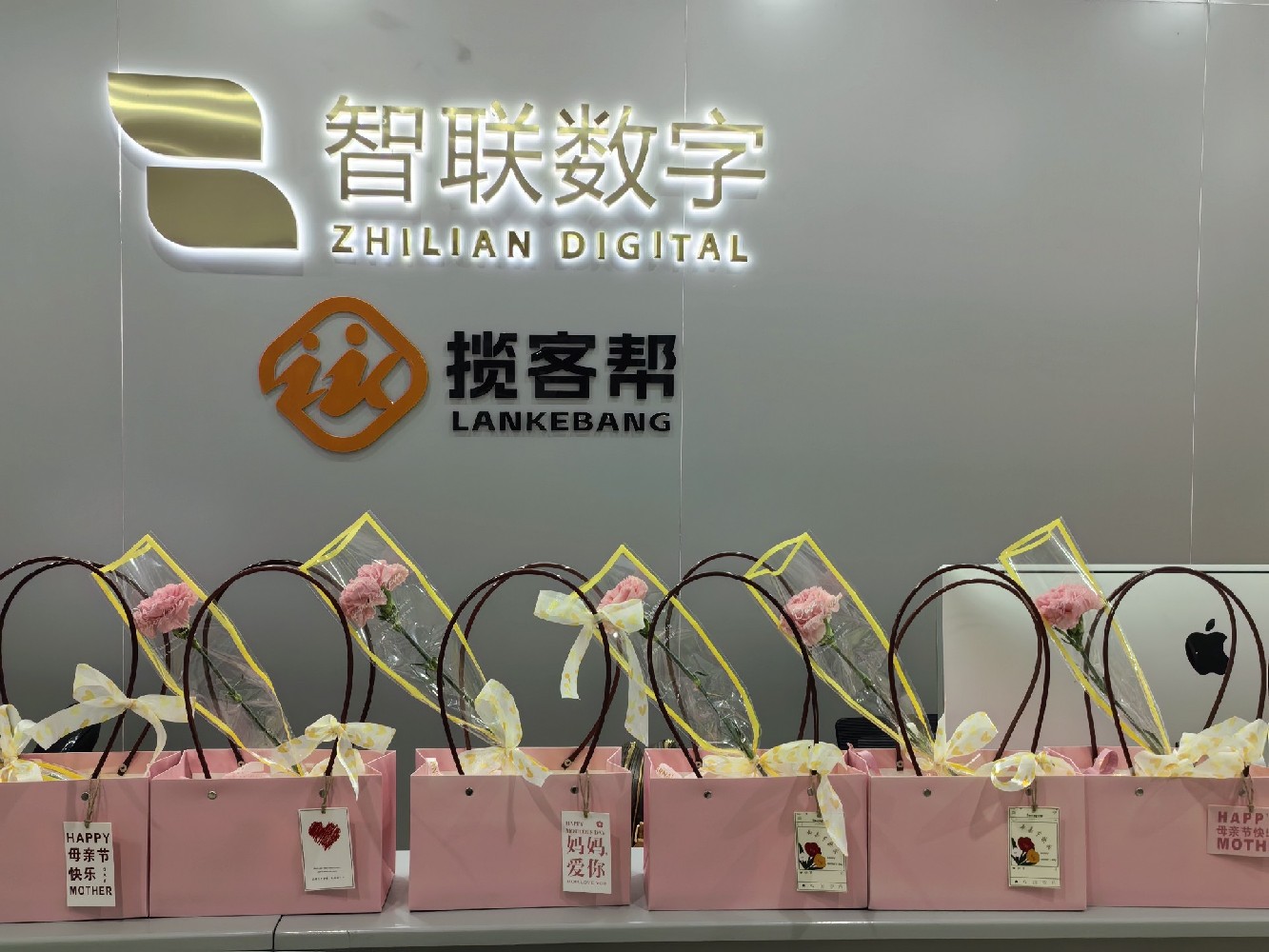 以花之名，獻(xiàn)愛(ài)母親-智聯(lián)數(shù)字母親節(jié)準(zhǔn)備了一份特別的禮物!